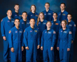 why-are-astronauts-nametags-on-the-left-chest-now-but-used-v0-wtu72sy0b4aa1.webp